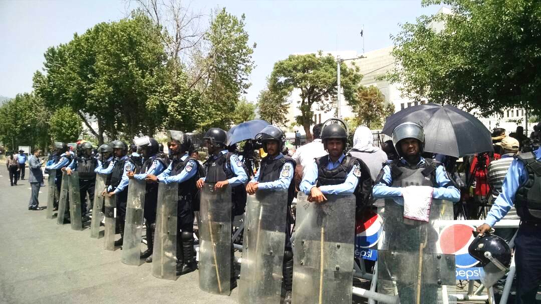 PHOTO: Contingent of police deployed outside of the Supreme Court ahead of the Panama case verdict hearing, on Thursday, April 20, 2017. PHOTO: EXPRESS