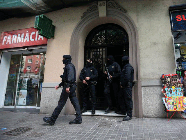 Spanish military mount ensure outward an unit building during a unconditional operation during some 12 locations opposite militants, in that 8 people were arrested, in Barcelona, Spain, Apr 25, 2017. PHOTO REUTERS