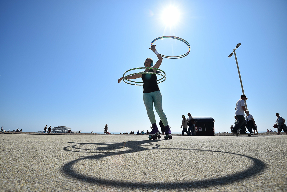 A woman practices her hooping skills in the sun on Brighton seafront on the south coast of England. PHOTO: REUTERS