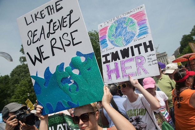 3 Protesters hold signs and chant in front of the White House during the People's Climate March in Washington, DC, on April 29, 2017 Protesters hold signs and chant in front of the White House during the People's Climate March in Washington, DC, on April 29, 2017 (AFP Photo/NICHOLAS KAMM) 