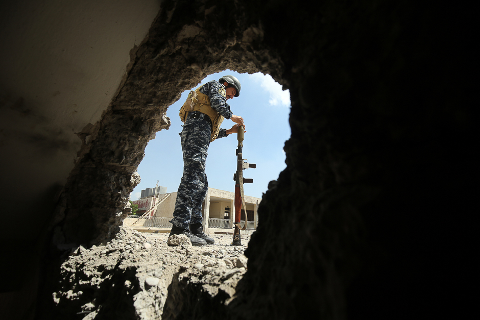 A member of the Iraqi forces relaods a rocket-propelled grenade (RPG) during clashes with Islamic State (IS) group fighters in the old city of Mosul. PHOTO: AFP