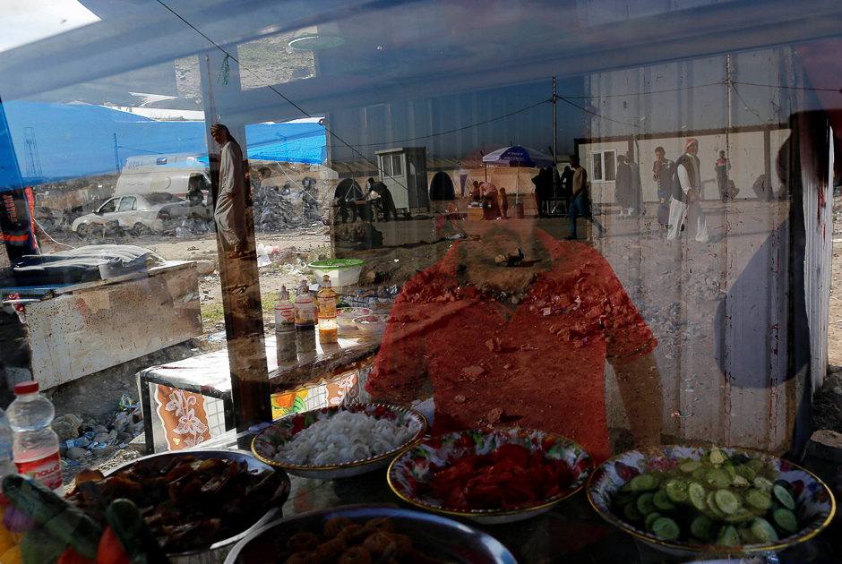 An Iraqi man sells food at a roadside stall outside Hammam al-Alil camp south of Mosul, Iraq. PHOTO: REUTERS