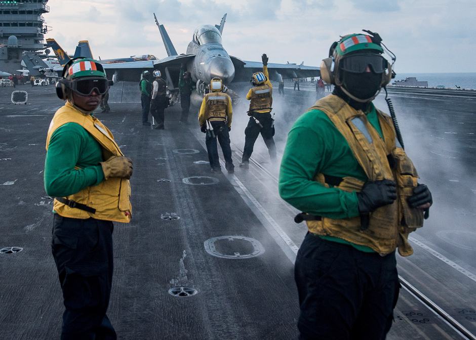 Sailors conduct flight operations on the aircraft carrier USS Carl Vinson (CVN 70) flight deck, in the South China Sea. PHOTO: REUTERS