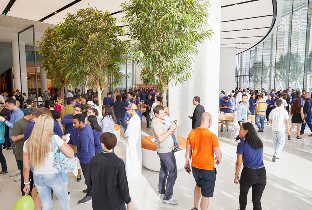 Thousands of customers gather at Apple Dubai Mall for the grand opening on Thursday afternoon. PHOTO: APPLE