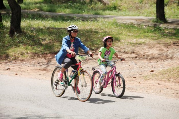 A woman and her daughter ride bicycles as they part in Girls on Bike rally in Islamabad, Pakistan, April 2, 2017. PHOTO: REUTERS