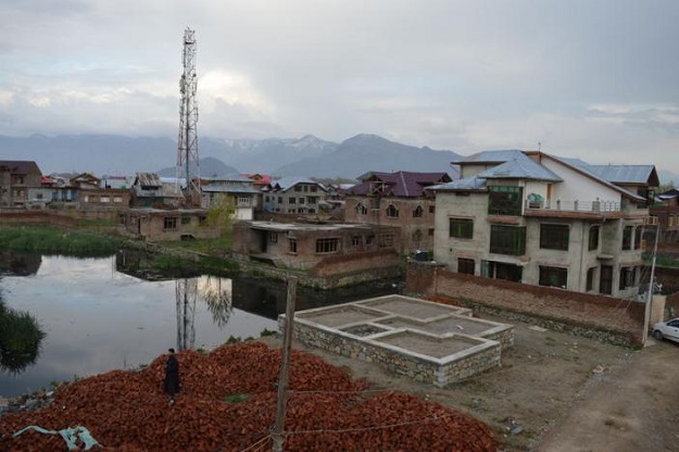 Portion of a residential colony in a Srinagar suburb built on paddy and wetland, April 9, 2017. TRF/Athar Parvaiz