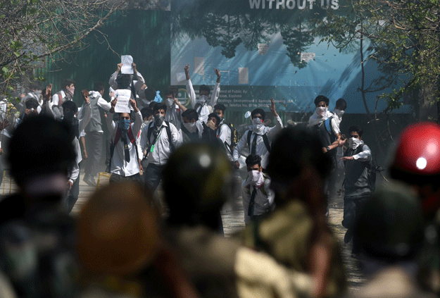 Kashmiri students clash with Indian government forces near a college in central Srinagar's Lal Chowk on April 17, 2017. PHOTO: AFP