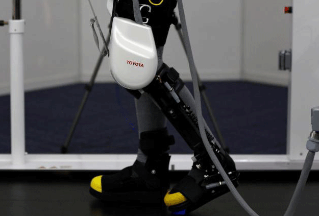 A model demonstrates Toyota Motor Corp's rehabilitation robot Welwalk WW-1000, designed to aid in the rehabilitation of individuals with lower limb paralysis, in Tokyo, Japan April 12, 2017. PHOTO: REUTERS