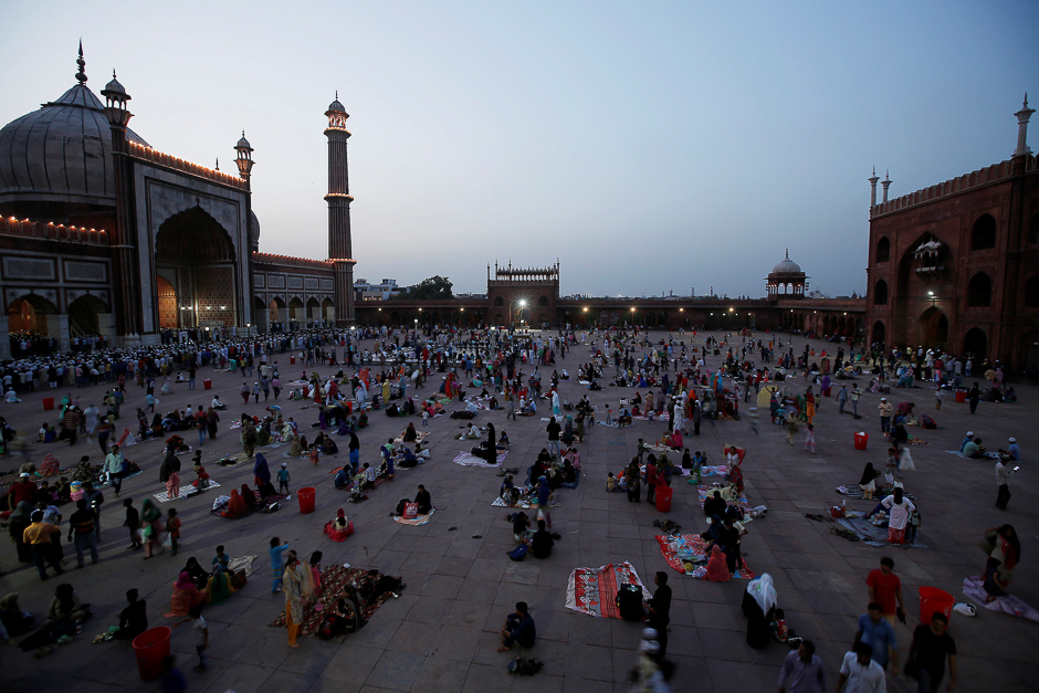 Muslims eat their iftar (breaking fast) meal on the first day of Ramadan at the Jama Masjid (Grand Mosque) in the old quarters of Delhi, India. PHOTO: REUTERS