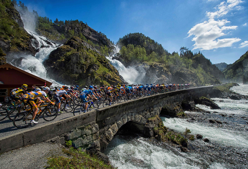 The pack rides during the 180,2 km third stage of the Tour des Fjords between Odda and Karmoy in Norway. PHOTO: AFP