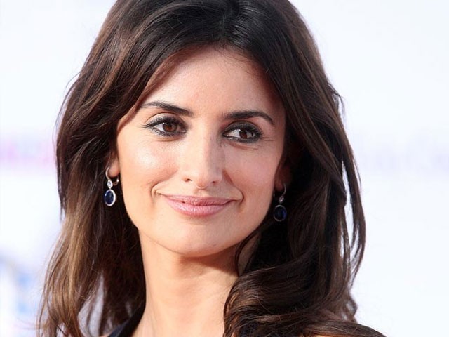 Penelope Cruz Turns Blonde For Versace Role The Express