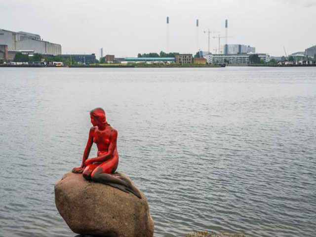 denmark s little mermaid doused in red paint by whaling protesters