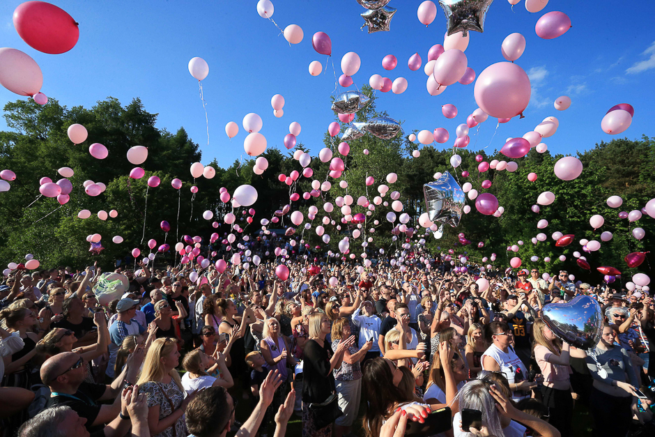 Well-wishers release thousands of balloons into the sky during a vigil to commemorate the victims of the May 22 attack on Manchester Arena at Tandle Hill Country Park in Royton, northwest England. PHOTO: AFP