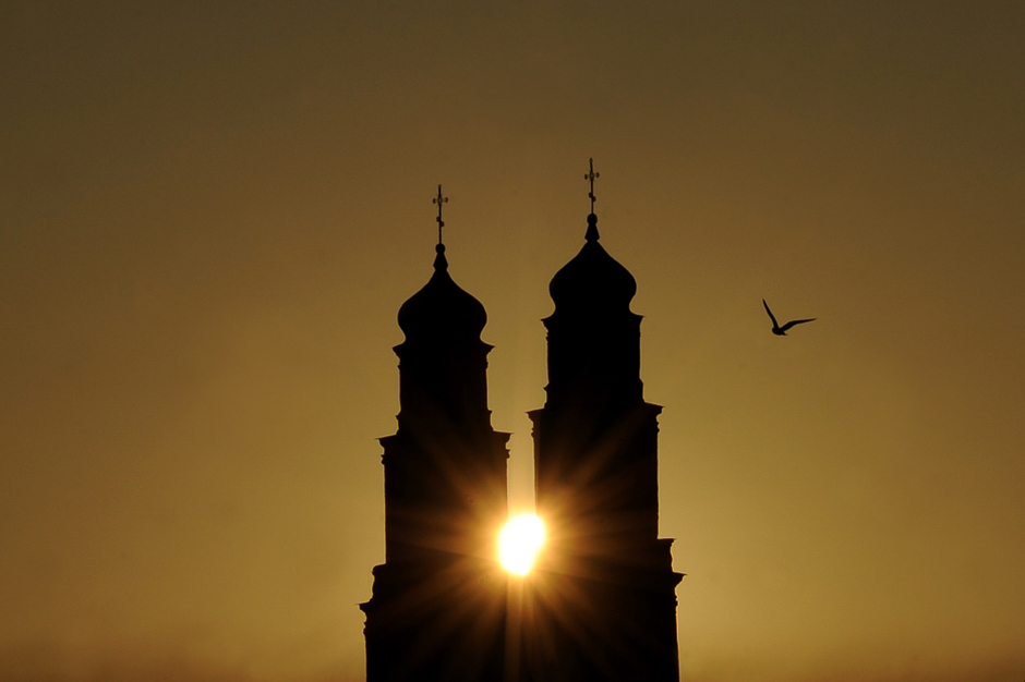 A seagull flies close to the Orthodox Nativity Cathedral during sunrise in the town of Glubokoye, some 170 km northwest of Minsk. PHOTO: AFP