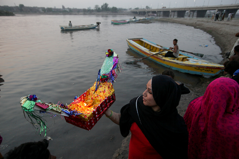 Women release oil lamps and candles in the water of Ravi river, seeking forgiveness and repentment during Shab-e-Barat religious festival in Lahore. PHOTO: REUTERS