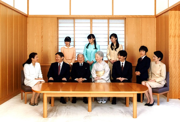  Japanese Emperor Akihito (front, 3rd L) and Empress Michiko (front, 4th L) smile with their family members (front L-R) Crown Princess Masako, Crown Prince Naruhito, Prince Akishino, Prince Hisahito and Princess Kiko, (back L-R) Princess Aiko, Princess Mako and Princess Kako during a family photo session for the New Year at the Imperial Palace in Tokyo, in this handout picture taken November 15, 2015 and released on January 1, 2016 by the Imperial Household Agency of Japan. PHOTO: REUTERS