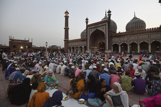 Indian Muslims break their fast on the first day of the holy month of Ramadan at the Jama Masjid mosque in the old quarters of New Delhi on May 28, 2017. / AFP PHOTO / DOMINIQUE FAGET