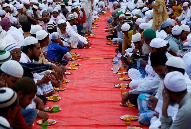 Muslims sit before having their Iftar (breaking of fast) meal on the first day of the holy month of Ramadan at the shrine of Sufi saint Khwaja Moinuddin Chishti at Ajmer, India, May 28, 2017. REUTERS/Himanshu Sharma