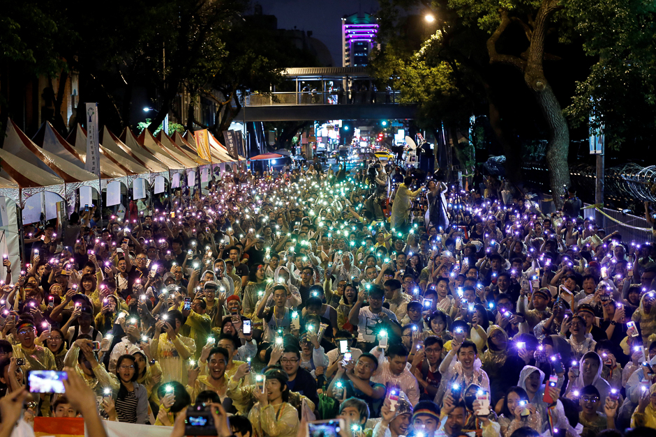 Supporters wave their mobile phone torches in the colors of the rainbow during a rally after Taiwan's constitutional court ruled that same-sex couples have the right to legally marry, the first such ruling in Asia, in Taipei, Taiwan. PHOTO: REUTERS