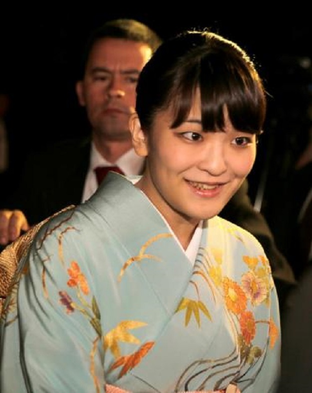  Japan's Princess Mako arrives before a assembly with Paraguay's President Horacio Cartes during a presidential chateau in Asuncion, Paraguay PHOTO: REUTERS