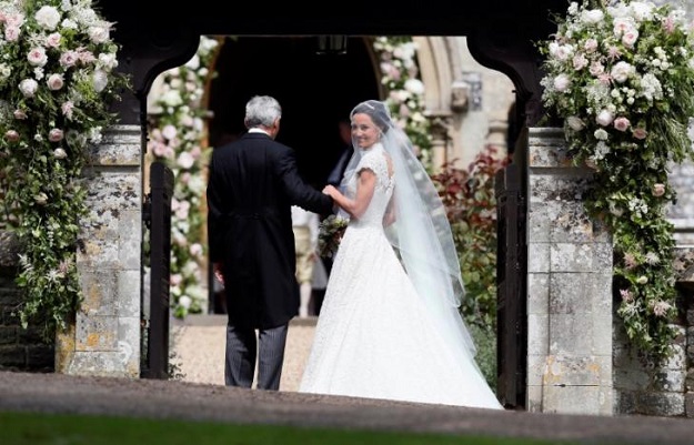 Pippa Middleton, the sister of Britain's Catherine, Duchess of Cambridge, arrives with her father Michael Middleton for her wedding to James Matthews at St Mark's Church in Englefield, west of London, on May 20, 2017.  PHOTO: REUTERS