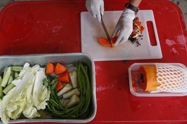 Veterinarian Supakan Kaewchot prepares fresh food for 