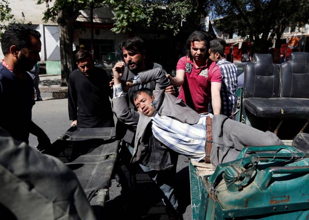 Men move an injured man to a hospital after a blast in Kabul, Afghanistan May 31, 2017. PHOTO: REUTERS