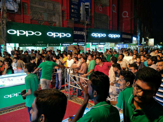 First day sales activity in Karachi. PHOTO: OPPO