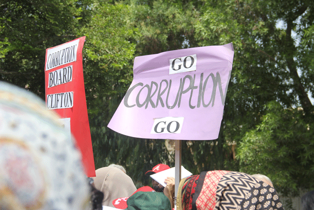 Holding placards that read âEnd to Corruptionâ, âSupply Waterâ and âEither Provide Water or Resignâ, the protesters shouted slogans against the authorities. PHOTO: AYESHA MIR
