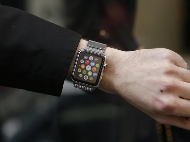 A patron presents his Apple Watch after shopping it during a store in Paris, France, Apr 24, 2015. PHOTO: REUTERS