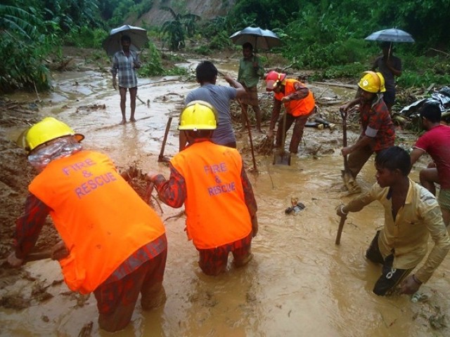 Bangladeshi glow fighters and residents hunt for bodies after a landslide in Bandarban on Jul 13, 2017. PHOTO: AFP