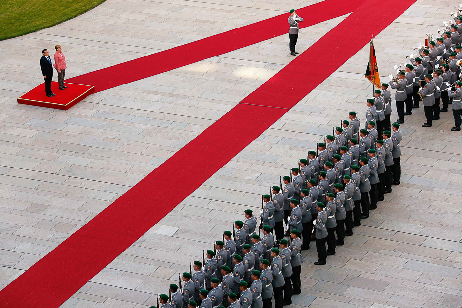 German Chancellor Angela Merkel and Chinese Premier Li Keqiang review the guard of honour during a welcome ceremony at the Chancellery in Berlin, Germany. PHOTO: REUTERS