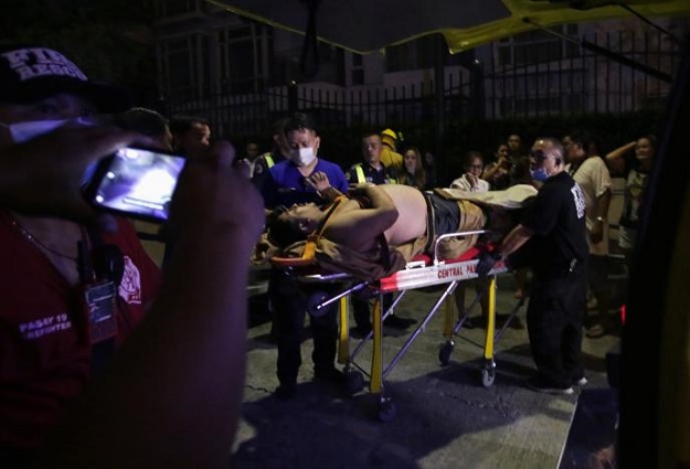 An injured hotel guest is seen outside of a hotel after a shooting incident inside Resorts World Manila in Pasay City, Metro Manila, Philippines June 2, 2017. PHOTO: REUTERS