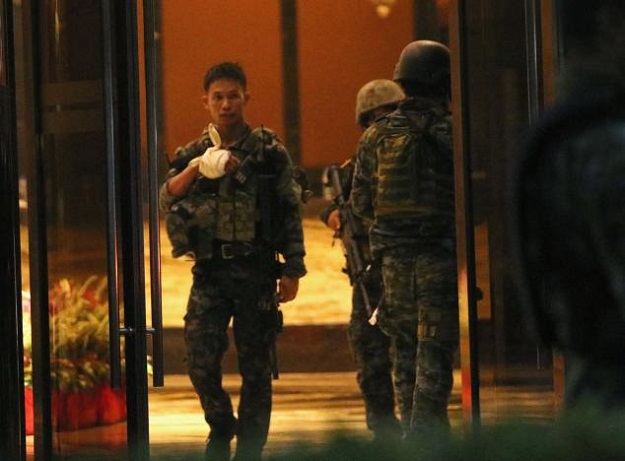 A injured policeman is seen at the entrance of a hotel after a shooting incident inside Resorts World Manila in Pasay City, Metro Manila, Philippines June 2, 2017. PHOTO: REUTERS