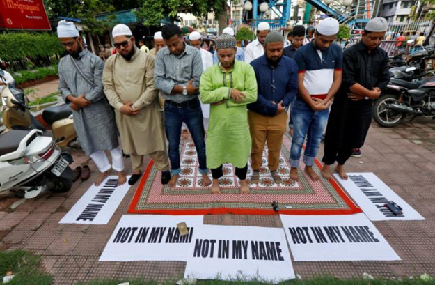 Muslims offer prayers as they take part in a protest against the recent cases of mob lynchings of Muslims who were accused of possessing beef, in Kolkata, India June 28, 2017. PHOTO: REUTERS