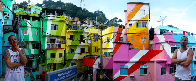 Pintando_la_favela_Santa_Marta.