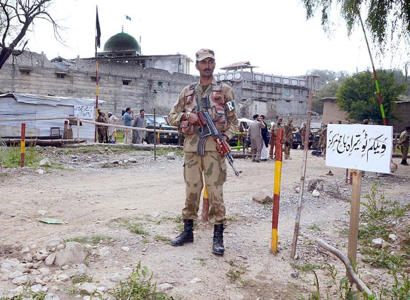 a pakistan army soldier stands guard in khyber agency photo app