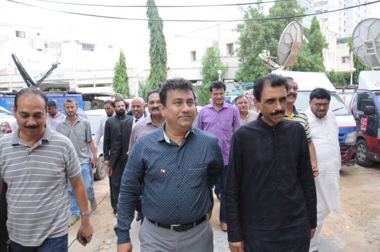 mqm p leader shahid pasha l walks alongside mqm p 039 s khalid maqbool siddiqui photo mqm twitter