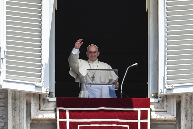 pope francis waves at the crowd from the window of the apostolic palace overlooking st peter 039 s square during the sunday angelus prayer on july 2 2017 in vatican photo afp