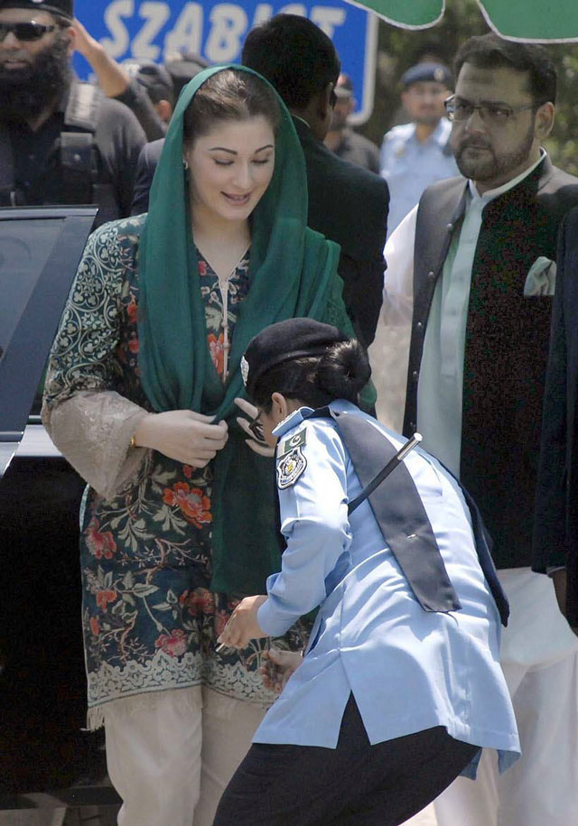 ssp arsala saleem picks up a pen for maryam nawaz from the floor as she arrives at the federal judicial academy to record her statement before the jit investigating sharif family s offshore assets photo online