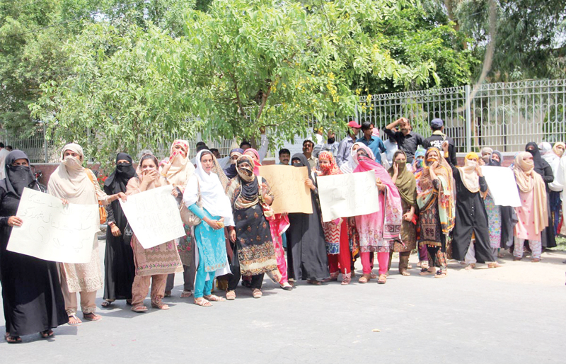 teachers protest in favour of their demands photo online