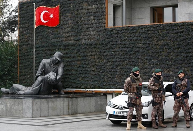 members of the turkish police special forces stand guard at the police headquarters in istanbul turkey january 17 2017 photo reuters