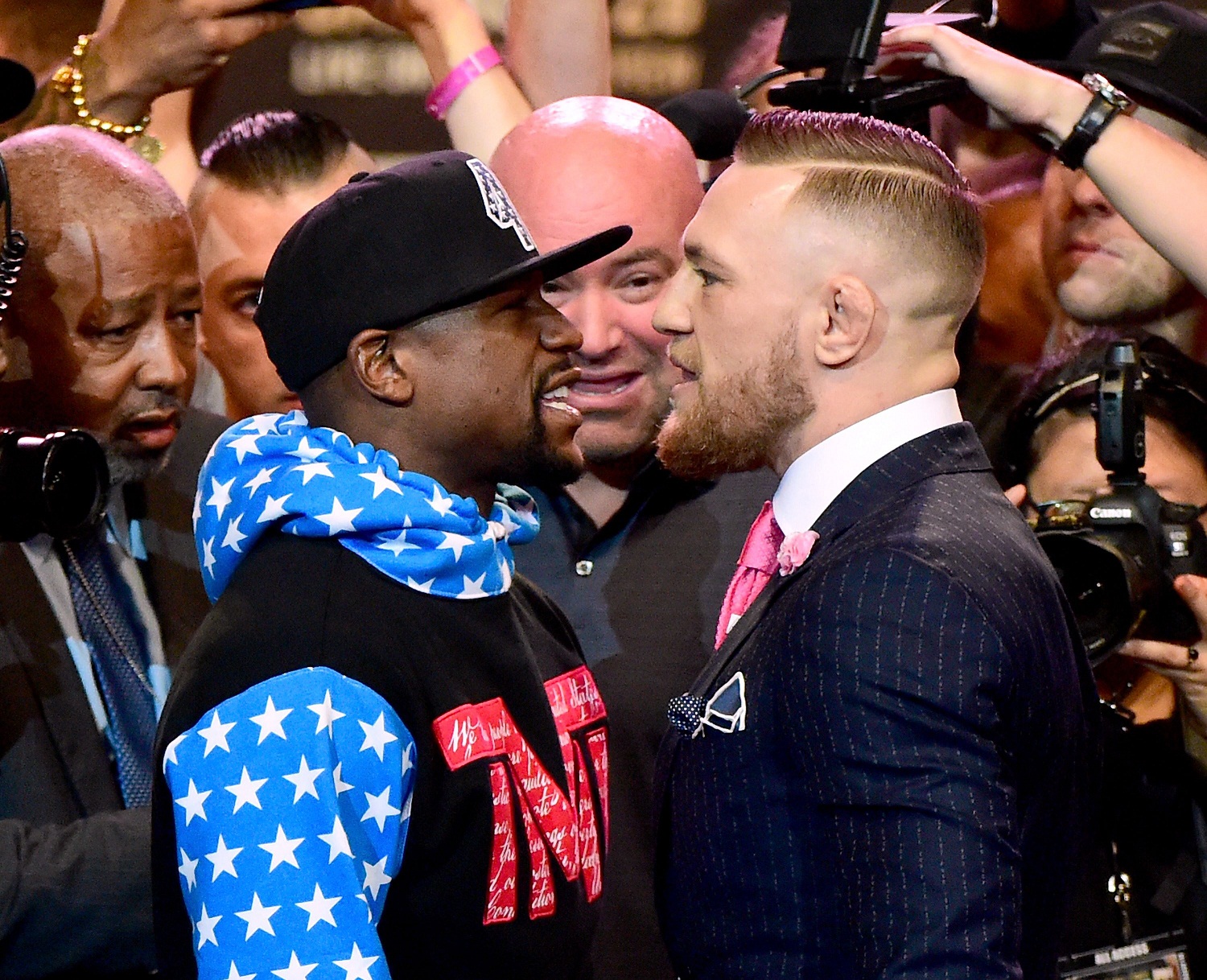 boxing meets mma more than 11 000 fans crowded into los angeles 039 s staples center for a raucous first live showdown between former boxing world champion mayweather and irishman mcgregor photo afp