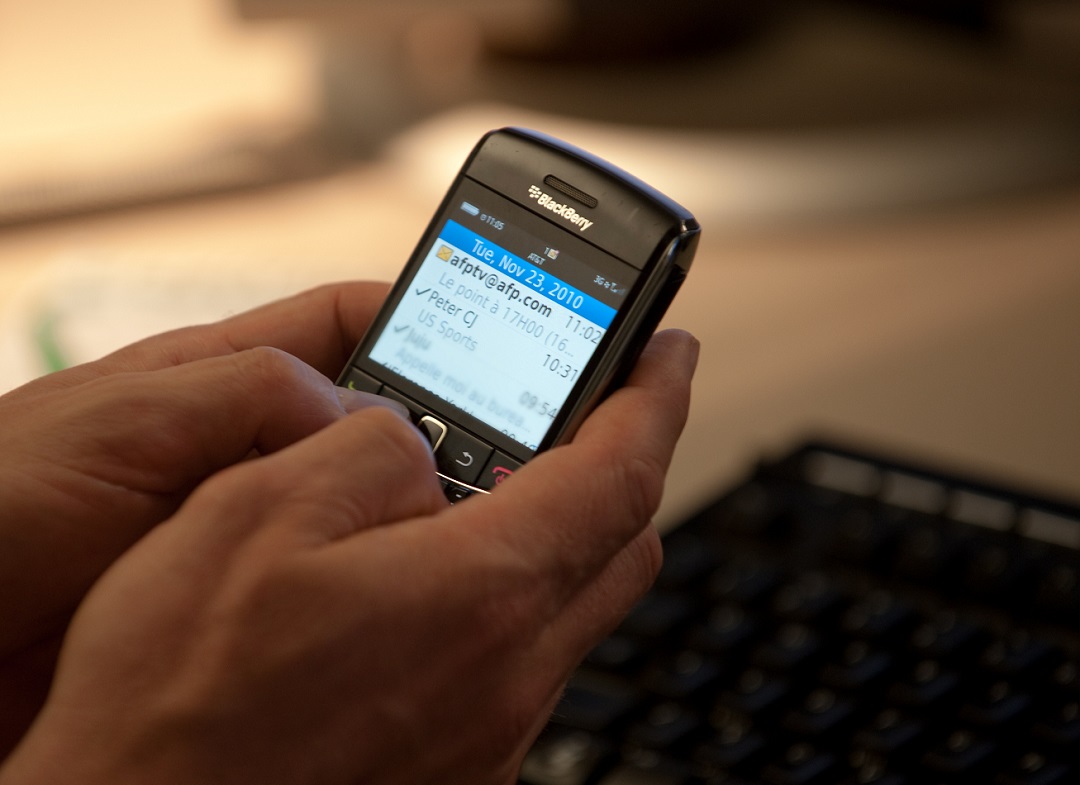 blackberry wins right to sell secure messaging tools to us government