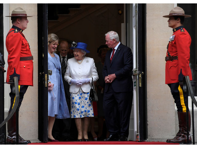 britain 039 s queen elizabeth and prince philip walk with the governor general of canada david johnston and canadian high commissioner janice charette as they depart canada house in london britain july 19 2017 photo reuters