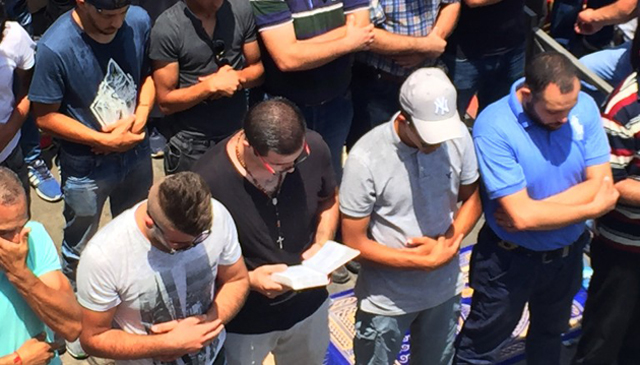 christian man prays with jerusalem muslims in act of solidarity