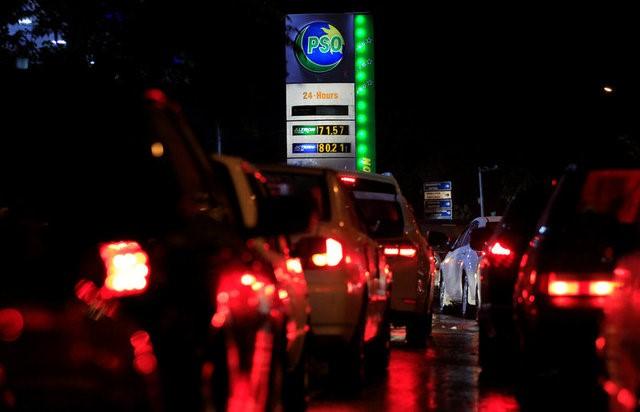 customers wait in line to buy petrol before it runs out at a petrol station in islamabad pakistan july 26 2017 photo reuters