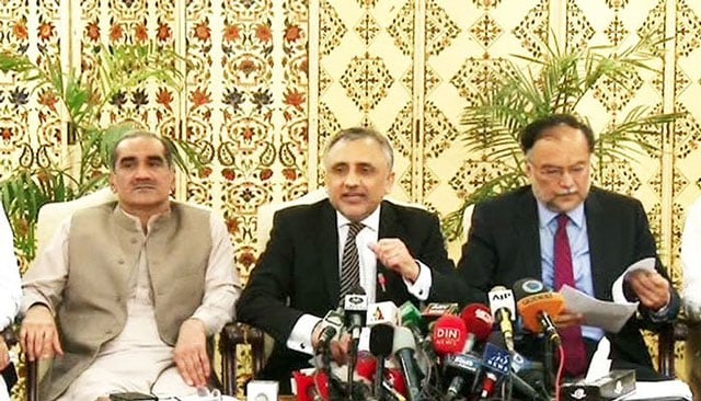 pml n leaders address a press conference in islamabad following panamagate case verdict on friday july 28 2017 screengrab