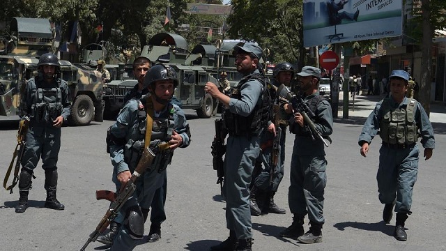 afghan policemen arrive at the site of a suicide blast near iraq 039 s embassy in kabul on july 31 2017 photo afp