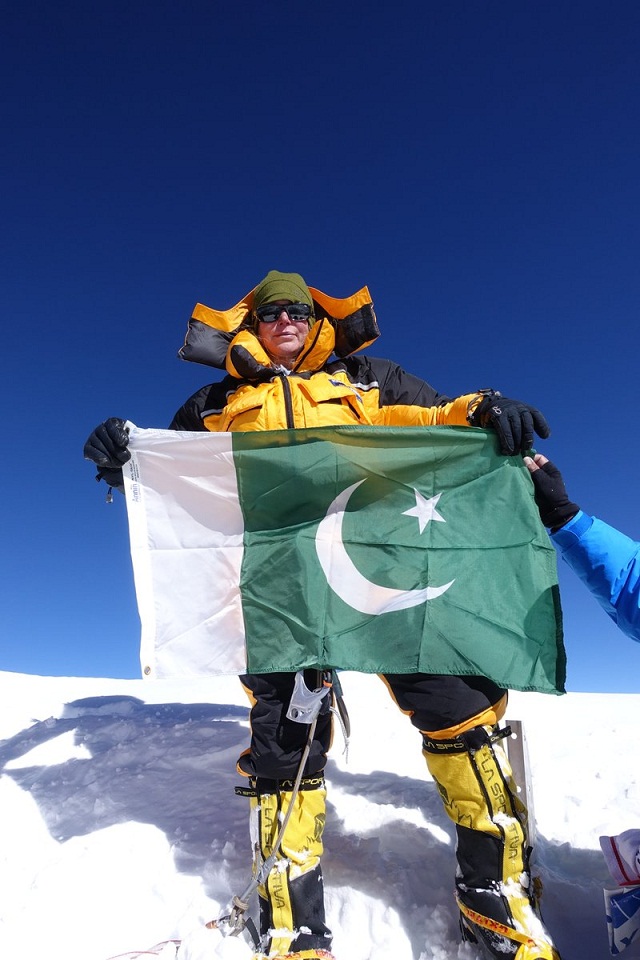 british american woman conquers k2 hoists pakistan s flag